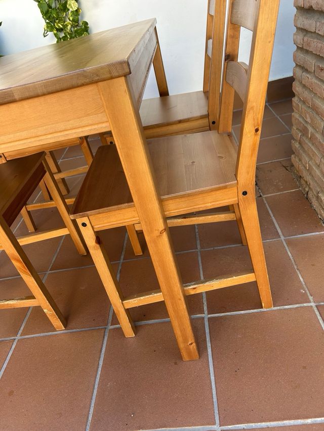 Mesa de madera con 4 sillas
