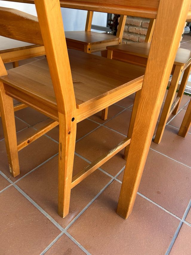 Mesa de madera con 4 sillas