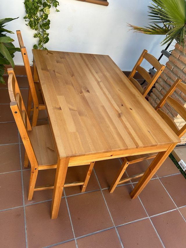 Mesa de madera con 4 sillas