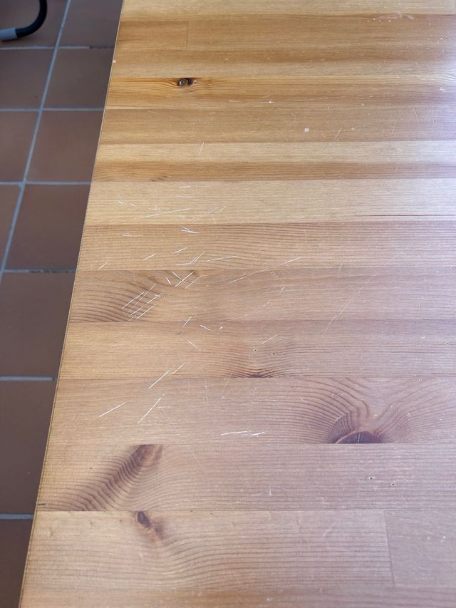 Mesa de madera con 4 sillas