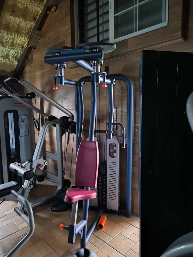 Máquina contractora aperturas pectoral y hombro