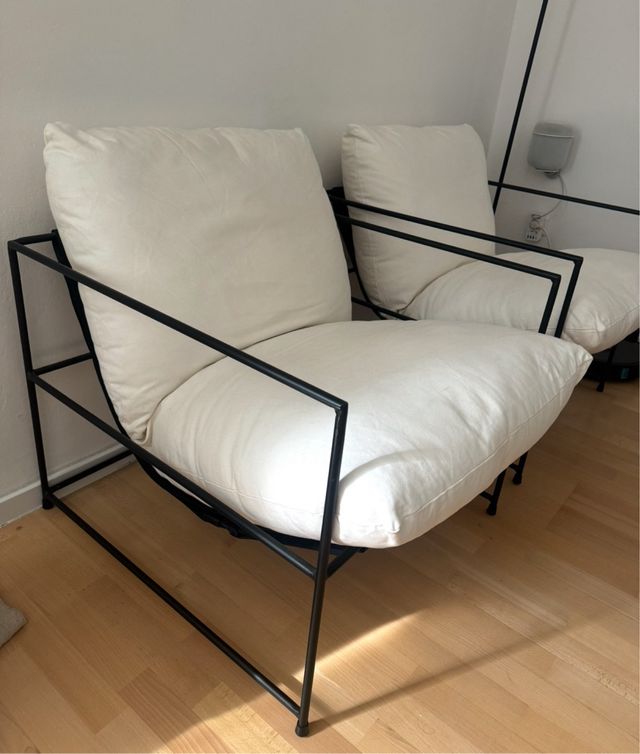 Butacas blancas con estructura negra