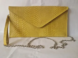 Bolso de mano amarillo con cadena