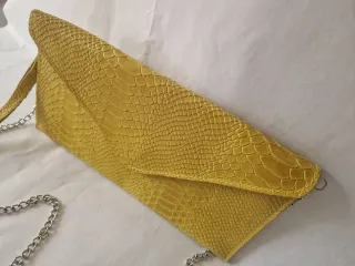 Bolso de mano amarillo con cadena