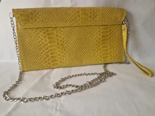 Bolso de mano amarillo con cadena