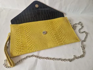 Bolso de mano amarillo con cadena