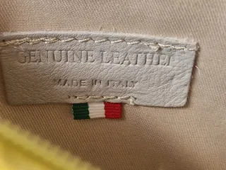 Bolso de mano amarillo con cadena