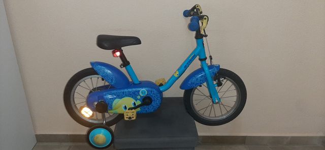 Bicicleta infantil azul con ruedines