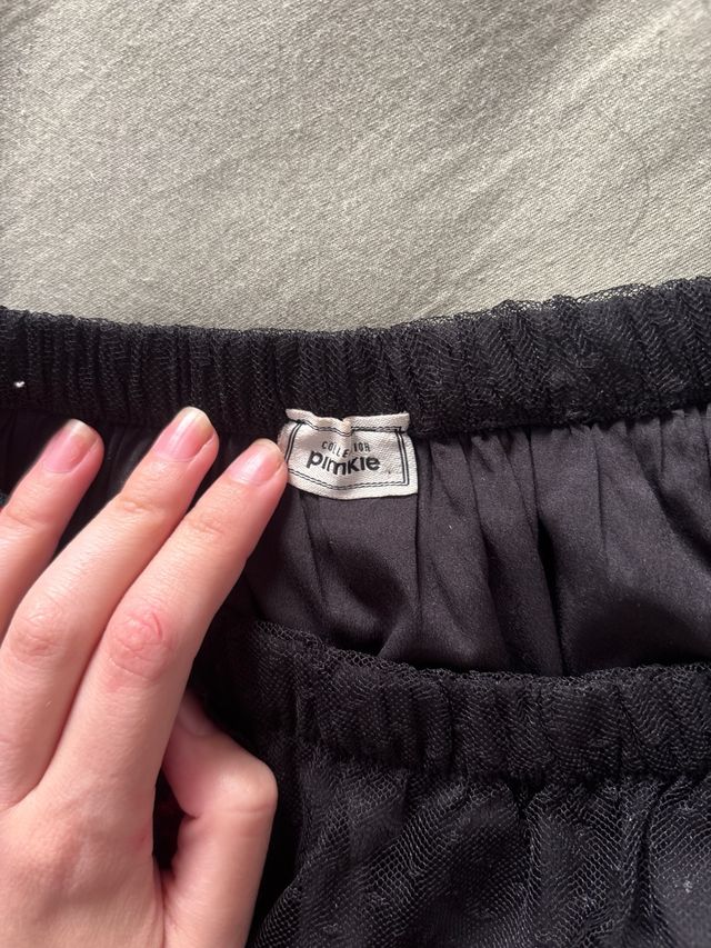 Camiseta negra hombros descubiertos con flores