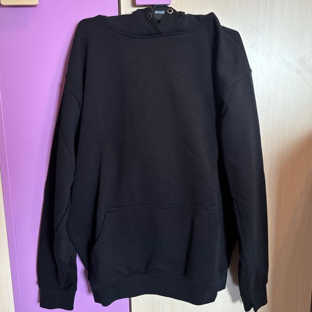 Sudadera negra con capucha
