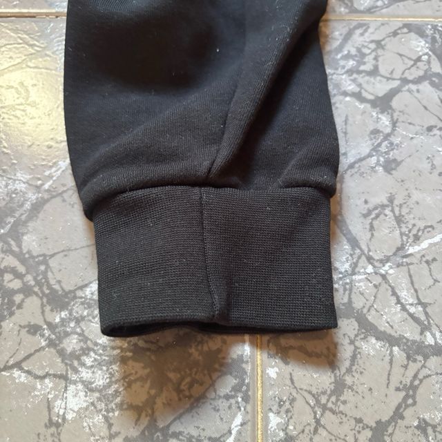 Sudadera negra con capucha