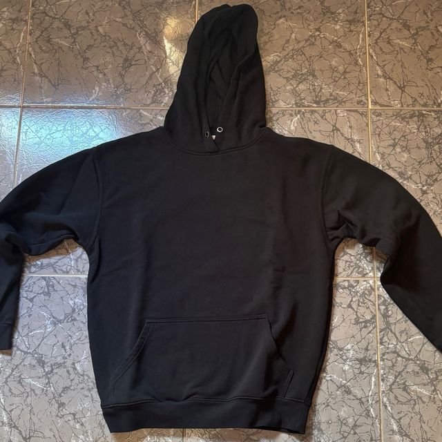 Sudadera negra con capucha