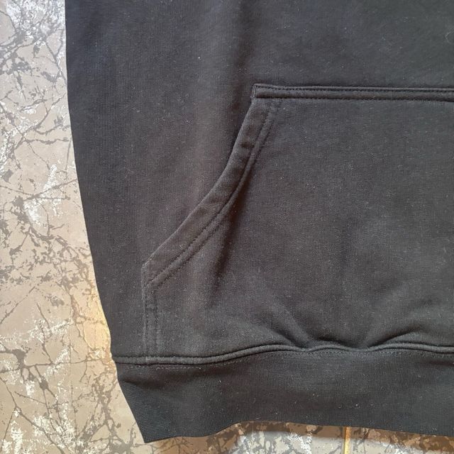 Sudadera negra con capucha