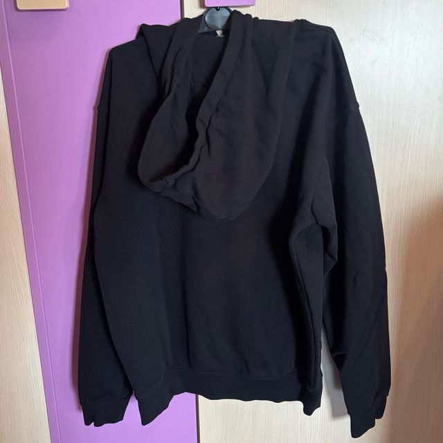 Sudadera negra con capucha