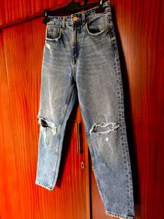 Pantalón vaquero Zara desgastado
