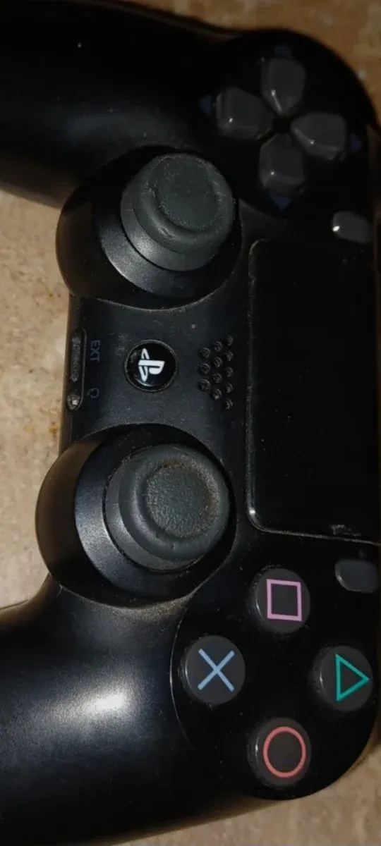 Controller PS4 Sony Nero. Molto curato.