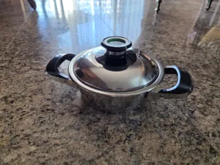 Cazuela AMC pequeña con tapa.