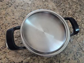 Cazuela AMC pequeña con tapa.