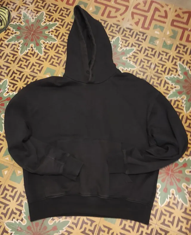 Sudadera Zara cropped desgastada