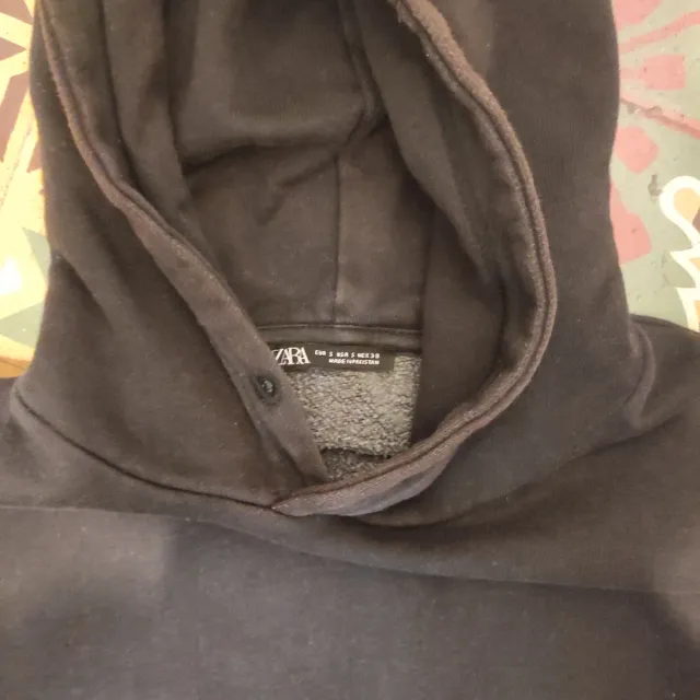 Sudadera Zara cropped desgastada