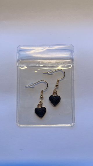 Pendientes Corazón Negro y Dorado.
