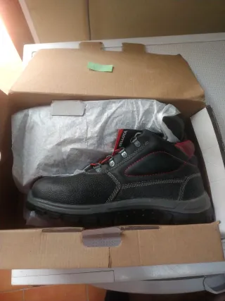 Botas de seguridad Bellota negras y rojas  Hay3par