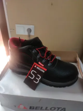 Botas de seguridad Bellota negras y rojas  Hay3par
