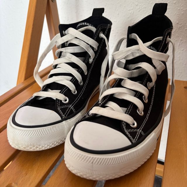 Zapatillas altas negras con cordones blancos
