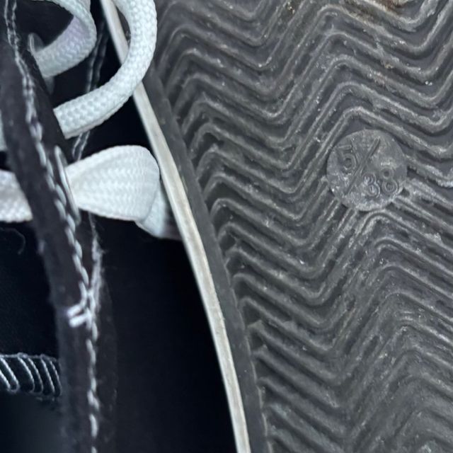 Zapatillas altas negras con cordones blancos