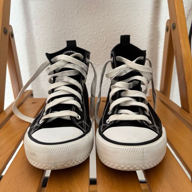 Zapatillas altas negras con cordones blancos