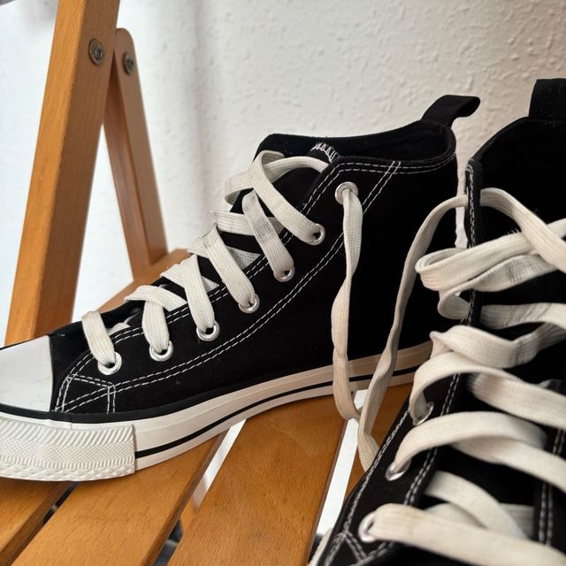 Zapatillas altas negras con cordones blancos