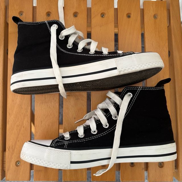 Zapatillas altas negras con cordones blancos