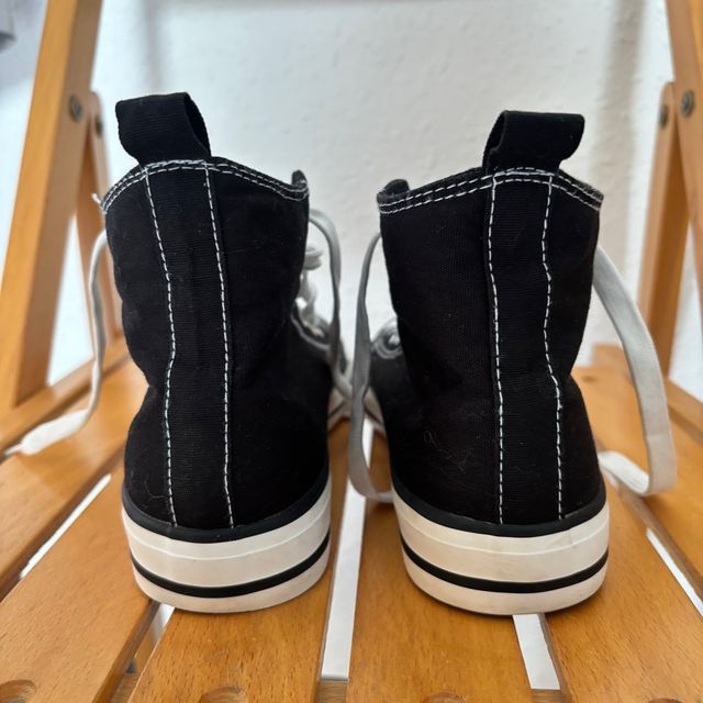 Zapatillas altas negras con cordones blancos