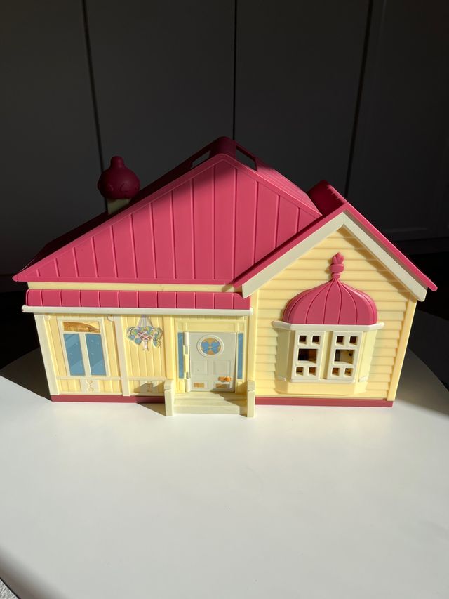 Casa de Bluey con muñecos