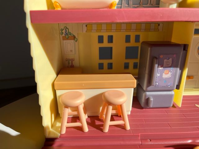 Casa de Bluey con muñecos