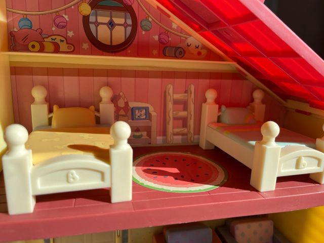 Casa de Bluey con muñecos