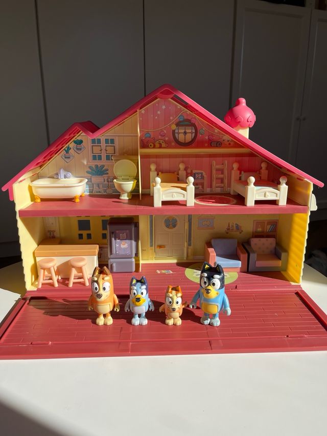 Casa de Bluey con muñecos