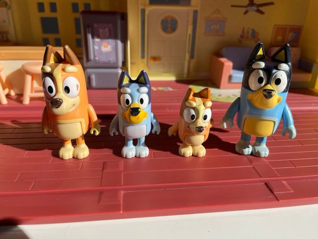 Casa de Bluey con muñecos