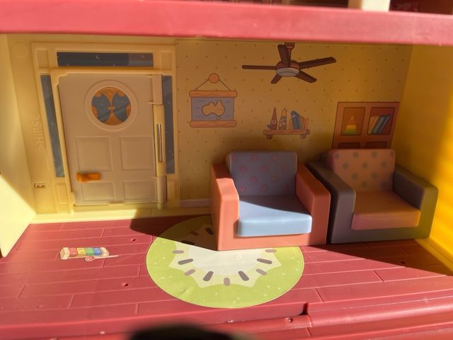 Casa de Bluey con muñecos