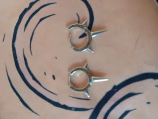 Pendientes de pinchos plateados