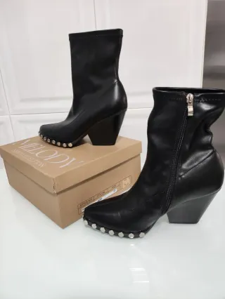 Botas negras con tachuelas Talla 38