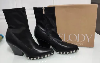 Botas negras con tachuelas Talla 38