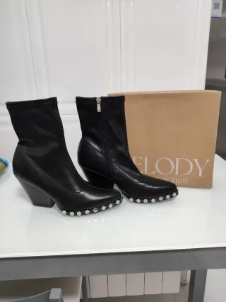 Botas negras con tachuelas Talla 38