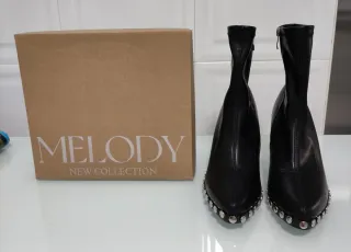 Botas negras con tachuelas Talla 38