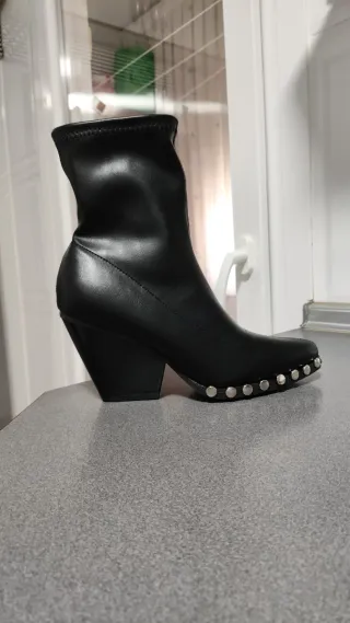 Botas negras con tachuelas Talla 38