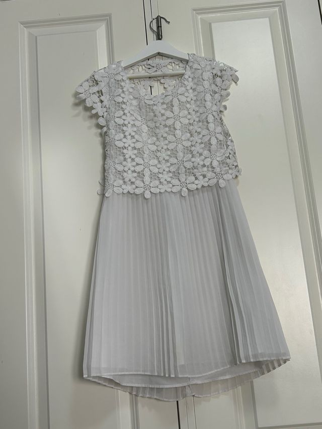 Vestido blanco niña encaje y falda plisada.