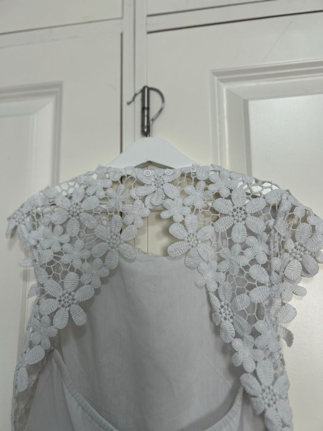 Vestido blanco niña encaje y falda plisada.