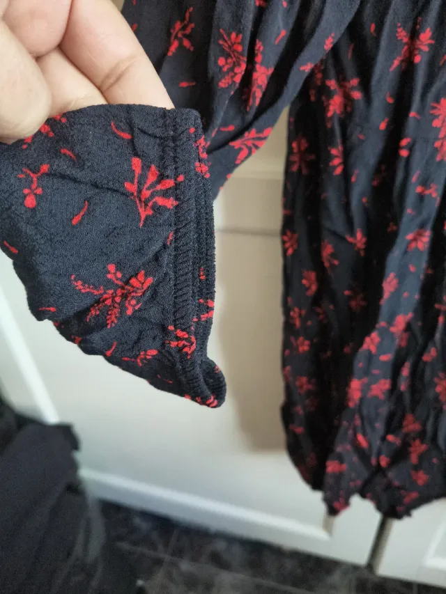 Vestido Zara negro con estampado rojo