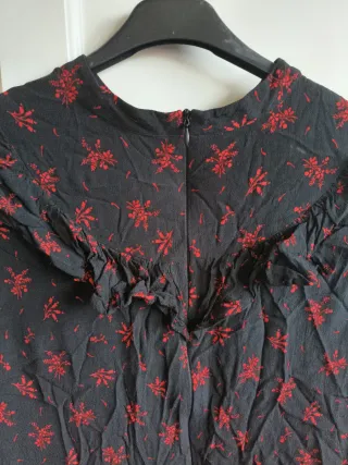 Vestido Zara negro con estampado rojo