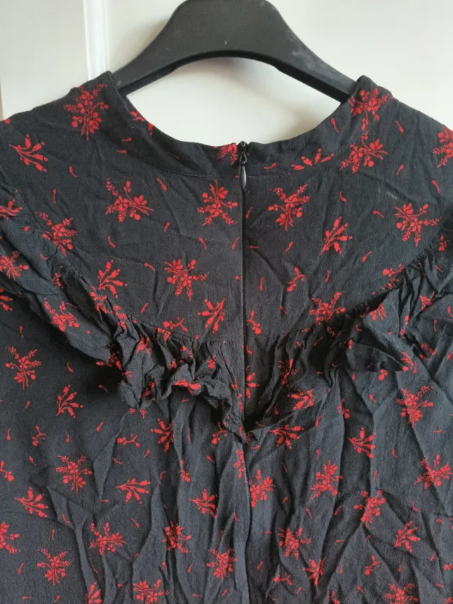 Vestido Zara negro con estampado rojo